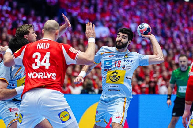 Wurf Tor Imanol Garciandia (Spanien, 18) DEN, Spanien vs. Daenemark, Handball, EHF Europameisterschaft 2026, Hauptrunde, Spieltag 2, 24.01.2026 DEN, Spanien vs. Daenemark, Handball, EHF Europameisterschaft 2026, Hauptrunde, Spieltag 2, 24.01.2026 Herning Copyright: xEibner-Pressefoto MarcelxvonxFehrnx EP_MFN