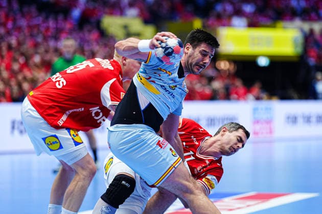Magnus Saugstrup (Daenemark, 15), Alex Dujshebaev (Spanien, 10), Rasmus Lauge (Daenemark, 11) DEN, Spanien vs. Daenemark, Handball, EHF Europameisterschaft 2026, Hauptrunde, Spieltag 2, 24.01.2026 DEN, Spanien vs. Daenemark, Handball, EHF Europameisterschaft 2026, Hauptrunde, Spieltag 2, 24.01.2026 Herning Copyright: xEibner-Pressefoto MarcelxvonxFehrnx EP_MFN