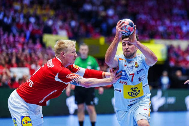 Magnus Saugstrup (Daenemark, 15), Jan Gurri (Spanien, 07) DEN, Spanien vs. Daenemark, Handball, EHF Europameisterschaft 2026, Hauptrunde, Spieltag 2, 24.01.2026 DEN, Spanien vs. Daenemark, Handball, EHF Europameisterschaft 2026, Hauptrunde, Spieltag 2, 24.01.2026 Herning Copyright: xEibner-Pressefoto MarcelxvonxFehrnx EP_MFN
