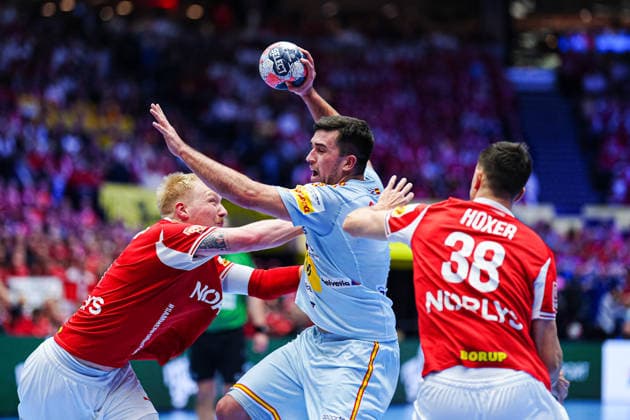 Magnus Saugstrup (Daenemark, 15), Jan Gurri (Spanien, 07), Mads Hoxer (Daenemark, 38) DEN, Spanien vs. Daenemark, Handball, EHF Europameisterschaft 2026, Hauptrunde, Spieltag 2, 24.01.2026 DEN, Spanien vs. Daenemark, Handball, EHF Europameisterschaft 2026, Hauptrunde, Spieltag 2, 24.01.2026 Herning Copyright: xEibner-Pressefoto MarcelxvonxFehrnx EP_MFN