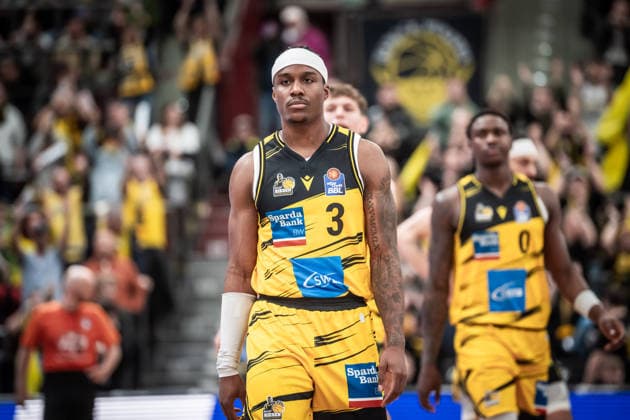 Stefan Smith (MHP RIESEN Ludwigsburg, 03) und Team GER, MHP Riesen Ludwigsburg - Basketball Loewen Braunschweig, easycredit BBL, Basketball, Bundesliga, 17. Spieltag, Spielzeit 2025 2026, 24.01.2026 GER, MHP Riesen Ludwigsburg - Basketball Loewen Braunschweig, easycredit BBL, Basketball, Bundesliga, 17. Spieltag, Spielzeit 2025 2026, 24.01.2026 Ludwigsburg Copyright: xSandyxDinkelackerx EP_SDR