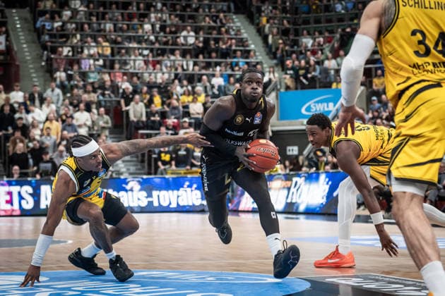 Barra Njie (Basketball Loewen Braunschweig, 13) vs. Stefan Smith (MHP RIESEN Ludwigsburg, 03), li. und Babacar Sane (MHP RIESEN Ludwigsburg, 00), re. GER, MHP Riesen Ludwigsburg - Basketball Loewen Braunschweig, easycredit BBL, Basketball, Bundesliga, 17. Spieltag, Spielzeit 2025 2026, 24.01.2026 GER, MHP Riesen Ludwigsburg - Basketball Loewen Braunschweig, easycredit BBL, Basketball, Bundesliga, 17. Spieltag, Spielzeit 2025 2026, 24.01.2026 Ludwigsburg Copyright: xSandyxDinkelackerx EP_SDR