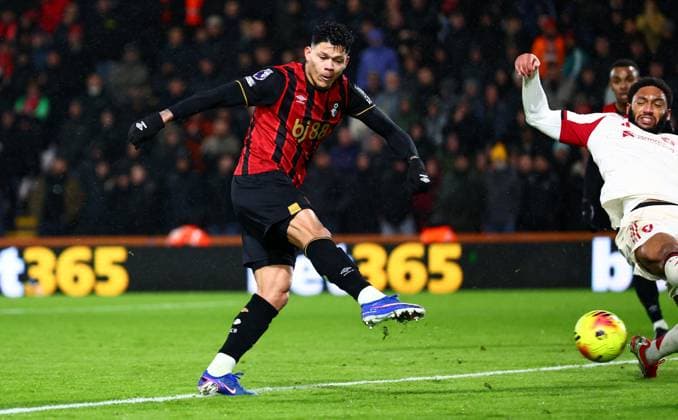 Evanilson of AFC Bournemouth scores a goal to make the score 1-0. AFC Bournemouth v Liverpool, Premier League, Football, Vitality Stadium, Bournemouth, UK - 24 Jan 2026Bournemouth Vitality Stadium United Kingdom EDITORIAL USE ONLY No use with unauthorised audio, video, data, fixture lists, club league logos or live services. Online in-match use limited to 120 images, no video emulation. No use in betting, games or single club league player publications. Copyright: xJamesxMarsh Shutterstockx 16426007av