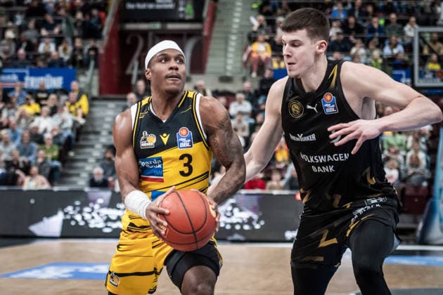 Stefan Smith (MHP RIESEN Ludwigsburg, 03) vs. Luka Scuka (Basketball Loewen Braunschweig, 05) GER, MHP Riesen Ludwigsburg - Basketball Loewen Braunschweig, easycredit BBL, Basketball, Bundesliga, 17. Spieltag, Spielzeit 2025 2026, 24.01.2026 GER, MHP Riesen Ludwigsburg - Basketball Loewen Braunschweig, easycredit BBL, Basketball, Bundesliga, 17. Spieltag, Spielzeit 2025 2026, 24.01.2026 Ludwigsburg Copyright: xSandyxDinkelackerx EP_SDR