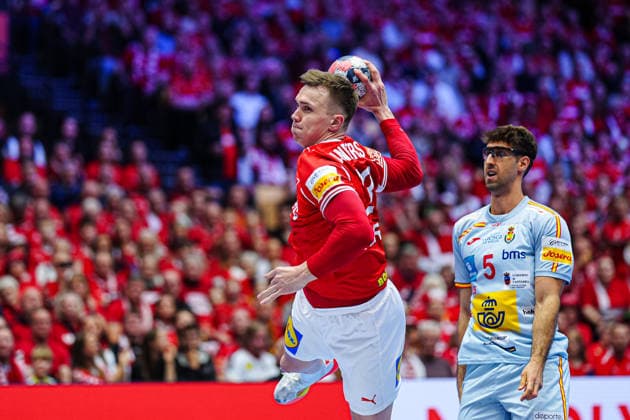 Wurf Tor Lasse Andersson (Daenemark, 28) DEN, Spanien vs. Daenemark, Handball, EHF Europameisterschaft 2026, Hauptrunde, Spieltag 2, 24.01.2026 DEN, Spanien vs. Daenemark, Handball, EHF Europameisterschaft 2026, Hauptrunde, Spieltag 2, 24.01.2026 Herning Copyright: xEibner-Pressefoto MarcelxvonxFehrnx EP_MFN
