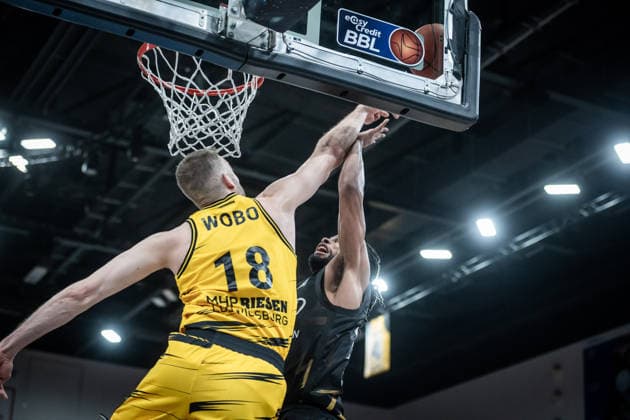 Chip Flanigan (Basketball Loewen Braunschweig, 30) wird geblock von Jonas Wohlfarth-Bottermann (MHP RIESEN Ludwigsburg, 18) GER, MHP Riesen Ludwigsburg - Basketball Loewen Braunschweig, easycredit BBL, Basketball, Bundesliga, 17. Spieltag, Spielzeit 2025 2026, 24.01.2026 GER, MHP Riesen Ludwigsburg - Basketball Loewen Braunschweig, easycredit BBL, Basketball, Bundesliga, 17. Spieltag, Spielzeit 2025 2026, 24.01.2026 Ludwigsburg Copyright: xSandyxDinkelackerx EP_SDR