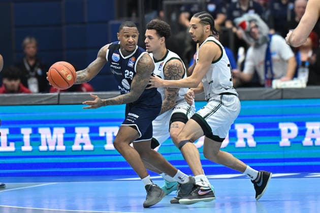 Charles Callison (MBC, 23), Nolan Adekunle (Trier, 22), Jordan Roland (Trier, 15), Syntainics MBC vs. Vet-Concept Gladiators Trier, Basketball, 1. Bundesliga, Maenner, 17. Spieltag Hauptrunde, Saison 2025 26, 24.01.2026. Weißenfels Stadthalle Sachsen-Anhalt Deutschland