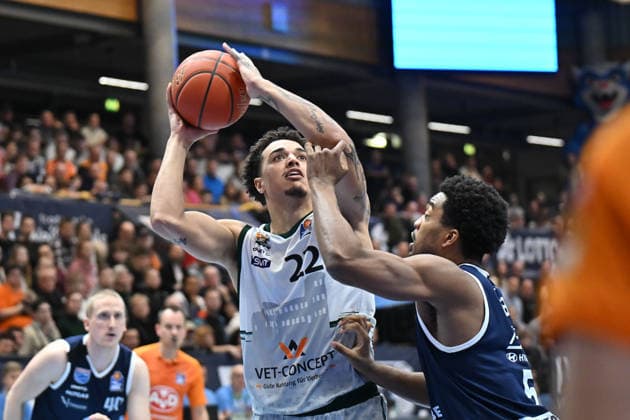 Nolan Adekunle (Trier, 22), Marcus Foster (MBC, 5), Syntainics MBC vs. Vet-Concept Gladiators Trier, Basketball, 1. Bundesliga, Maenner, 17. Spieltag Hauptrunde, Saison 2025 26, 24.01.2026. Weißenfels Stadthalle Sachsen-Anhalt Deutschland