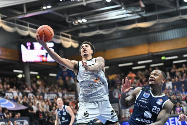 Nolan Adekunle (Trier, 22), Charles Callison (MBC, 23), Syntainics MBC vs. Vet-Concept Gladiators Trier, Basketball, 1. Bundesliga, Maenner, 17. Spieltag Hauptrunde, Saison 2025 26, 24.01.2026. Weißenfels Stadthalle Sachsen-Anhalt Deutschland