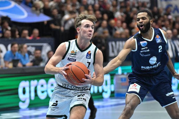 Steven Ashworth (Trier, 1), Andrew Harrison (MBC, 2), Syntainics MBC vs. Vet-Concept Gladiators Trier, Basketball, 1. Bundesliga, Maenner, 17. Spieltag Hauptrunde, Saison 2025 26, 24.01.2026. Weißenfels Stadthalle Sachsen-Anhalt Deutschland
