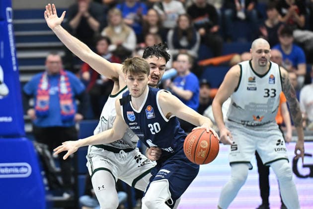 Clay Guillozet (Trier, 4), Perttu Blomgren (MBC, 20), Maik Zirbes (Trier, 33), Syntainics MBC vs. Vet-Concept Gladiators Trier, Basketball, 1. Bundesliga, Maenner, 17. Spieltag Hauptrunde, Saison 2025 26, 24.01.2026. Weißenfels Stadthalle Sachsen-Anhalt Deutschland