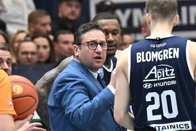 Marco Ramondino (MBC, Head-Coach), Charles Callison (MBC, 23), Perttu Blomgren (MBC, 20), Auszeit, Syntainics MBC vs. Vet-Concept Gladiators Trier, Basketball, 1. Bundesliga, Maenner, 17. Spieltag Hauptrunde, Saison 2025 26, 24.01.2026. Weißenfels Stadthalle Sachsen-Anhalt Deutschland