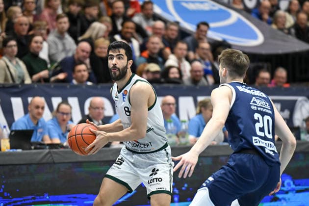 Behnam Yakhchali (Trier, 8), Perttu Blomgren (MBC, 20), Syntainics MBC vs. Vet-Concept Gladiators Trier, Basketball, 1. Bundesliga, Maenner, 17. Spieltag Hauptrunde, Saison 2025 26, 24.01.2026. Weißenfels Stadthalle Sachsen-Anhalt Deutschland