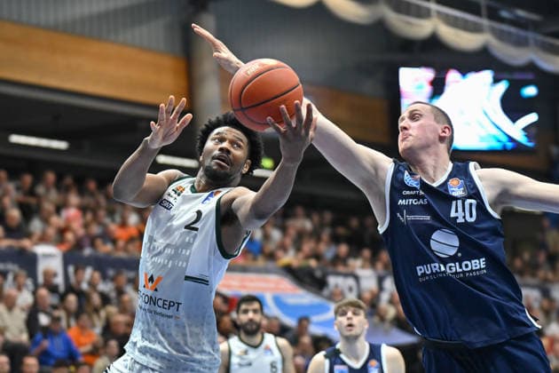 Dexter Akanno (Trier, 2), Collin Welp (MBC, 40), Syntainics MBC vs. Vet-Concept Gladiators Trier, Basketball, 1. Bundesliga, Maenner, 17. Spieltag Hauptrunde, Saison 2025 26, 24.01.2026. Weißenfels Stadthalle Sachsen-Anhalt Deutschland