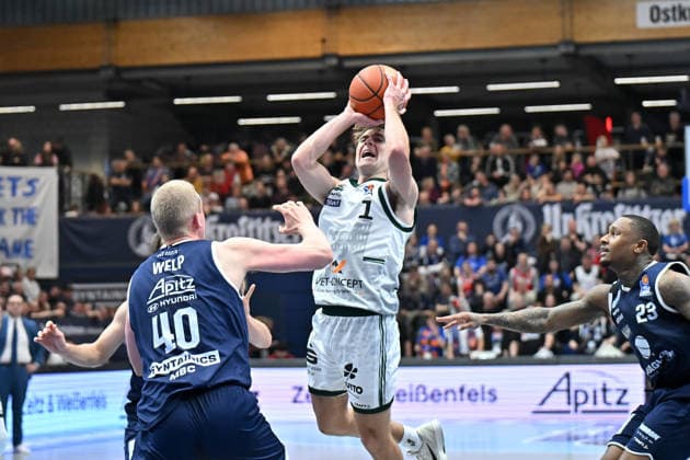 Collin Welp (MBC, 40), Steven Ashworth (Trier, 1), Syntainics MBC vs. Vet-Concept Gladiators Trier, Basketball, 1. Bundesliga, Maenner, 17. Spieltag Hauptrunde, Saison 2025 26, 24.01.2026. Weißenfels Stadthalle Sachsen-Anhalt Deutschland
