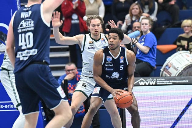 Collin Welp (MBC, 40), Marco Hollersbach (Trier, 9), Syntainics MBC vs. Vet-Concept Gladiators Trier, Basketball, 1. Bundesliga, Maenner, 17. Spieltag Hauptrunde, Saison 2025 26, 24.01.2026. Weißenfels Stadthalle Sachsen-Anhalt Deutschland