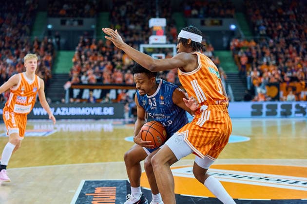 Zweikampf, Duell zwischen Eric Reed jr (MLP Academics Heidelberg, 43) und Mohamed Diakite (ratiopharm ulm, 05) GER, ratiopharm ulm vs. MLP Academics Heidelberg, Basketball, 17. Spieltag, EasyCredit Bundesliga, Spielzeit 2025 2026, 24.01.2026 GER, ratiopharm ulm vs. MLP Academics Heidelberg, Basketball, 17. Spieltag, EasyCredit Bundesliga, Spielzeit 2025 2026, 24.01.2026 Neu-Ulm Copyright: xEibner-Pressefoto GeraldxOelze-dexStoppanyx EP_ODS