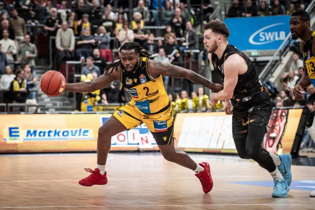 Traveon Buchanan (MHP RIESEN Ludwigsburg, 02) vs. Ferdinand Zylka (Basketball Loewen Braunschweig, 06) GER, MHP Riesen Ludwigsburg - Basketball Loewen Braunschweig, easycredit BBL, Basketball, Bundesliga, 17. Spieltag, Spielzeit 2025 2026, 24.01.2026 GER, MHP Riesen Ludwigsburg - Basketball Loewen Braunschweig, easycredit BBL, Basketball, Bundesliga, 17. Spieltag, Spielzeit 2025 2026, 24.01.2026 Ludwigsburg Copyright: xSandyxDinkelackerx EP_SDR
