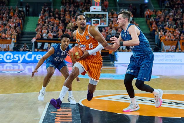 Eric Reed jr (MLP Academics Heidelberg, 43), Justin Simon (ratiopharm ulm, 15) setzt sich durch, Ryan Mikesell (MLP Academics Heidelberg, 33) GER, ratiopharm ulm vs. MLP Academics Heidelberg, Basketball, 17. Spieltag, EasyCredit Bundesliga, Spielzeit 2025 2026, 24.01.2026 GER, ratiopharm ulm vs. MLP Academics Heidelberg, Basketball, 17. Spieltag, EasyCredit Bundesliga, Spielzeit 2025 2026, 24.01.2026 Neu-Ulm Copyright: xEibner-Pressefoto GeraldxOelze-dexStoppanyx EP_ODS