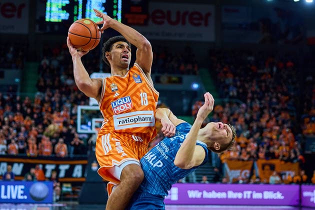 Mark Smith (ratiopharm ulm, 13) steigt zum Korb hoch, rechts Niklas Wuerzner (MLP Academics Heidelberg, 02) GER, ratiopharm ulm vs. MLP Academics Heidelberg, Basketball, 17. Spieltag, EasyCredit Bundesliga, Spielzeit 2025 2026, 24.01.2026 GER, ratiopharm ulm vs. MLP Academics Heidelberg, Basketball, 17. Spieltag, EasyCredit Bundesliga, Spielzeit 2025 2026, 24.01.2026 Neu-Ulm Copyright: xEibner-Pressefoto GeraldxOelze-dexStoppanyx EP_ODS
