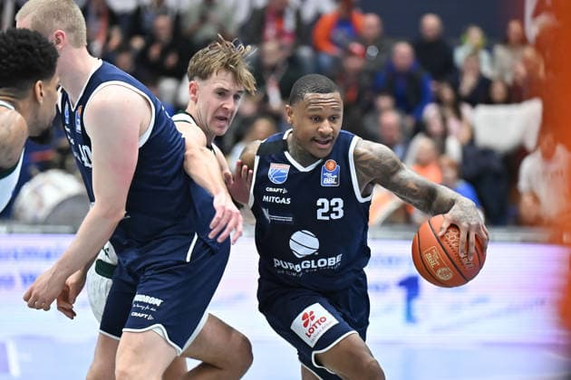 Collin Welp (MBC, 40), Steven Ashworth (Trier, 1), Charles Callison (MBC, 23), Syntainics MBC vs. Vet-Concept Gladiators Trier, Basketball, 1. Bundesliga, Maenner, 17. Spieltag Hauptrunde, Saison 2025 26, 24.01.2026. Weißenfels Stadthalle Sachsen-Anhalt Deutschland