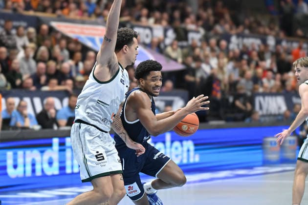 Nolan Adekunle (Trier, 22), Marcus Foster (MBC, 5), Syntainics MBC vs. Vet-Concept Gladiators Trier, Basketball, 1. Bundesliga, Maenner, 17. Spieltag Hauptrunde, Saison 2025 26, 24.01.2026. Weißenfels Stadthalle Sachsen-Anhalt Deutschland