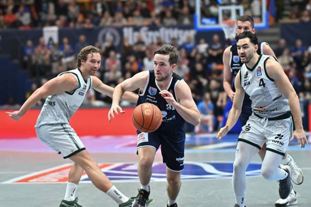 Marco Hollersbach (Trier, 9), Spencer Reaves (MBC, 31), Clay Guillozet (Trier, 4), Syntainics MBC vs. Vet-Concept Gladiators Trier, Basketball, 1. Bundesliga, Maenner, 17. Spieltag Hauptrunde, Saison 2025 26, 24.01.2026. Weißenfels Stadthalle Sachsen-Anhalt Deutschland