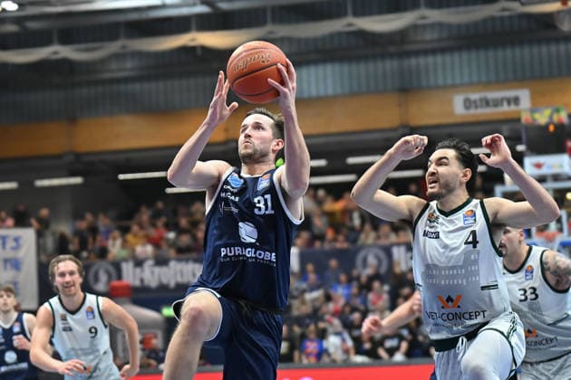 Spencer Reaves (MBC, 31), Clay Guillozet (Trier, 4), Syntainics MBC vs. Vet-Concept Gladiators Trier, Basketball, 1. Bundesliga, Maenner, 17. Spieltag Hauptrunde, Saison 2025 26, 24.01.2026. Weißenfels Stadthalle Sachsen-Anhalt Deutschland