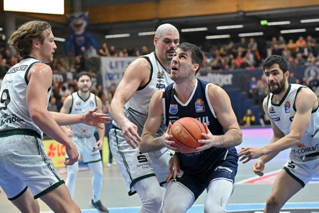 Marco Hollersbach (Trier, 9), Maik Zirbes (Trier, 33), Jure Planinic (MBC, 44), Behnam Yakhchali (Trier, 8), Syntainics MBC vs. Vet-Concept Gladiators Trier, Basketball, 1. Bundesliga, Maenner, 17. Spieltag Hauptrunde, Saison 2025 26, 24.01.2026. Weißenfels Stadthalle Sachsen-Anhalt Deutschland
