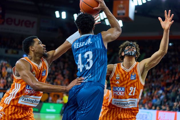 Defence Justin Simon (ratiopharm ulm, 15) und Alec Anigbata (ratiopharm ulm, 21) gegen Eric Reed jr (MLP Academics Heidelberg, 43) GER, ratiopharm ulm vs. MLP Academics Heidelberg, Basketball, 17. Spieltag, EasyCredit Bundesliga, Spielzeit 2025 2026, 24.01.2026 GER, ratiopharm ulm vs. MLP Academics Heidelberg, Basketball, 17. Spieltag, EasyCredit Bundesliga, Spielzeit 2025 2026, 24.01.2026 Neu-Ulm Copyright: xEibner-Pressefoto GeraldxOelze-dexStoppanyx EP_ODS