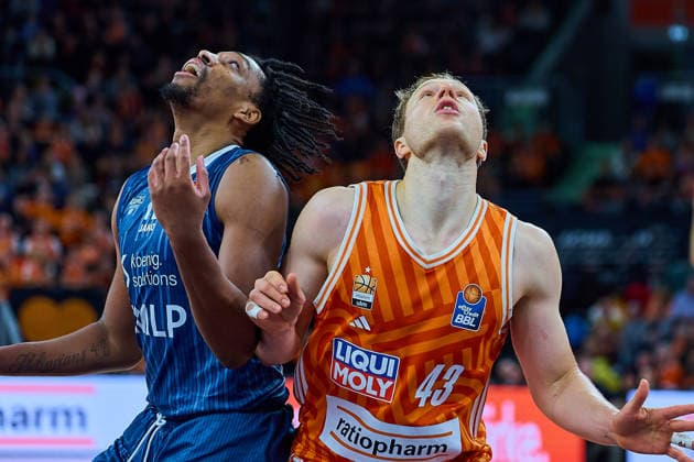 Osun Osunniyi (MLP Academics Heidelberg, 12), Christian Sengfelder (ratiopharm ulm, 43) GER, ratiopharm ulm vs. MLP Academics Heidelberg, Basketball, 17. Spieltag, EasyCredit Bundesliga, Spielzeit 2025 2026, 24.01.2026 GER, ratiopharm ulm vs. MLP Academics Heidelberg, Basketball, 17. Spieltag, EasyCredit Bundesliga, Spielzeit 2025 2026, 24.01.2026 Neu-Ulm Copyright: xEibner-Pressefoto GeraldxOelze-dexStoppanyx EP_ODS