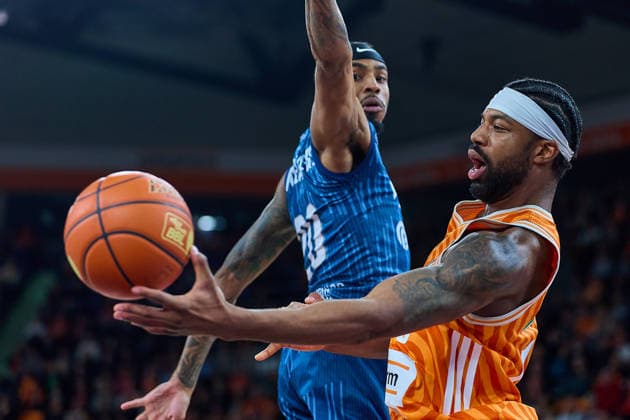 Malik Osborne (ratiopharm ulm, 10) steckt den Ball gegen Michael Weathers (MLP Academics Heidelberg, 20) durch GER, ratiopharm ulm vs. MLP Academics Heidelberg, Basketball, 17. Spieltag, EasyCredit Bundesliga, Spielzeit 2025 2026, 24.01.2026 GER, ratiopharm ulm vs. MLP Academics Heidelberg, Basketball, 17. Spieltag, EasyCredit Bundesliga, Spielzeit 2025 2026, 24.01.2026 Neu-Ulm Copyright: xEibner-Pressefoto GeraldxOelze-dexStoppanyx EP_ODS