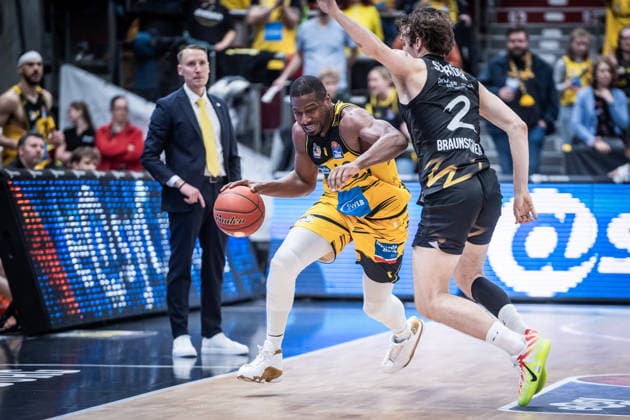 Yorman Polas Bartolo (MHP RIESEN Ludwigsburg, 13) vs. Benjamin Schroeder (Basketball Loewen Braunschweig, 02) GER, MHP Riesen Ludwigsburg - Basketball Loewen Braunschweig, easycredit BBL, Basketball, Bundesliga, 17. Spieltag, Spielzeit 2025 2026, 24.01.2026 GER, MHP Riesen Ludwigsburg - Basketball Loewen Braunschweig, easycredit BBL, Basketball, Bundesliga, 17. Spieltag, Spielzeit 2025 2026, 24.01.2026 Ludwigsburg Copyright: xSandyxDinkelackerx EP_SDR