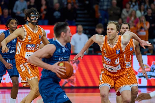 Alec Anigbata (ratiopharm ulm, 21) und Christian Sengfelder (ratiopharm ulm, 43) versuchen Ryan Mikesell (MLP Academics Heidelberg, 33) zu stoppen GER, ratiopharm ulm vs. MLP Academics Heidelberg, Basketball, 17. Spieltag, EasyCredit Bundesliga, Spielzeit 2025 2026, 24.01.2026 GER, ratiopharm ulm vs. MLP Academics Heidelberg, Basketball, 17. Spieltag, EasyCredit Bundesliga, Spielzeit 2025 2026, 24.01.2026 Neu-Ulm Copyright: xEibner-Pressefoto GeraldxOelze-dexStoppanyx EP_ODS