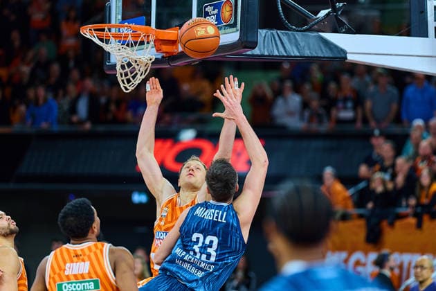 Abwehrversch von Christian Sengfelder (ratiopharm ulm, 43) gegen Ryan Mikesell (MLP Academics Heidelberg, 33) GER, ratiopharm ulm vs. MLP Academics Heidelberg, Basketball, 17. Spieltag, EasyCredit Bundesliga, Spielzeit 2025 2026, 24.01.2026 GER, ratiopharm ulm vs. MLP Academics Heidelberg, Basketball, 17. Spieltag, EasyCredit Bundesliga, Spielzeit 2025 2026, 24.01.2026 Neu-Ulm Copyright: xEibner-Pressefoto GeraldxOelze-dexStoppanyx EP_ODS