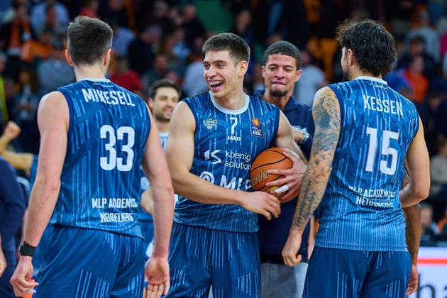 Freude beim Team der MLP Academics Heidelberg nach Spielende. Ryan Mikesell (MLP Academics Heidelberg, 33), Dusan Neskovic (MLP Academics Heidelberg, 07), Marcel Kessen (MLP Academics Heidelberg, 15) GER, ratiopharm ulm vs. MLP Academics Heidelberg, Basketball, 17. Spieltag, EasyCredit Bundesliga, Spielzeit 2025 2026, 24.01.2026 GER, ratiopharm ulm vs. MLP Academics Heidelberg, Basketball, 17. Spieltag, EasyCredit Bundesliga, Spielzeit 2025 2026, 24.01.2026 Neu-Ulm Copyright: xEibner-Pressefoto GeraldxOelze-dexStoppanyx EP_ODS