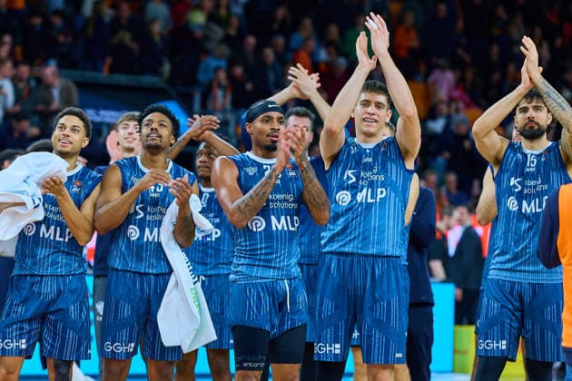 Dank der MLP Academics Heidelberg an die mitgereisten Fans nach Spielende GER, ratiopharm ulm vs. MLP Academics Heidelberg, Basketball, 17. Spieltag, EasyCredit Bundesliga, Spielzeit 2025 2026, 24.01.2026 GER, ratiopharm ulm vs. MLP Academics Heidelberg, Basketball, 17. Spieltag, EasyCredit Bundesliga, Spielzeit 2025 2026, 24.01.2026 Neu-Ulm Copyright: xEibner-Pressefoto GeraldxOelze-dexStoppanyx EP_ODS