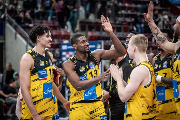 Yorman Polas Bartolo (MHP RIESEN Ludwigsburg, 13) mit Team, Jubel, Freude GER, MHP Riesen Ludwigsburg - Basketball Loewen Braunschweig, easycredit BBL, Basketball, Bundesliga, 17. Spieltag, Spielzeit 2025 2026, 24.01.2026 GER, MHP Riesen Ludwigsburg - Basketball Loewen Braunschweig, easycredit BBL, Basketball, Bundesliga, 17. Spieltag, Spielzeit 2025 2026, 24.01.2026 Ludwigsburg Copyright: xSandyxDinkelackerx EP_SDR