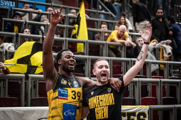 Maxwell Temoka (MHP RIESEN Ludwigsburg, 39) mit Fan GER, MHP Riesen Ludwigsburg - Basketball Loewen Braunschweig, easycredit BBL, Basketball, Bundesliga, 17. Spieltag, Spielzeit 2025 2026, 24.01.2026 GER, MHP Riesen Ludwigsburg - Basketball Loewen Braunschweig, easycredit BBL, Basketball, Bundesliga, 17. Spieltag, Spielzeit 2025 2026, 24.01.2026 Ludwigsburg Copyright: xSandyxDinkelackerx EP_SDR