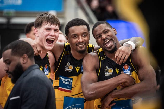 Julis Baumer (MHP RIESEN Ludwigsburg, 37), Elijah Hughes (MHP RIESEN Ludwigsburg, 07) und Yorman Polas Bartolo (MHP RIESEN Ludwigsburg, 13) - Jubel, Freude, ausgelassene Freude GER, MHP Riesen Ludwigsburg - Basketball Loewen Braunschweig, easycredit BBL, Basketball, Bundesliga, 17. Spieltag, Spielzeit 2025 2026, 24.01.2026 GER, MHP Riesen Ludwigsburg - Basketball Loewen Braunschweig, easycredit BBL, Basketball, Bundesliga, 17. Spieltag, Spielzeit 2025 2026, 24.01.2026 Ludwigsburg Copyright: xSandyxDinkelackerx EP_SDR