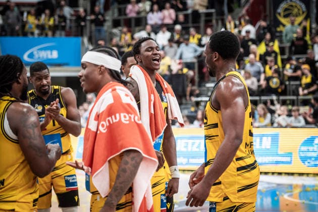 Babacar Sane (MHP RIESEN Ludwigsburg, 00) - Jubel mit Team, Freude, Freudenschrei, Jubelschrei GER, MHP Riesen Ludwigsburg - Basketball Loewen Braunschweig, easycredit BBL, Basketball, Bundesliga, 17. Spieltag, Spielzeit 2025 2026, 24.01.2026 GER, MHP Riesen Ludwigsburg - Basketball Loewen Braunschweig, easycredit BBL, Basketball, Bundesliga, 17. Spieltag, Spielzeit 2025 2026, 24.01.2026 Ludwigsburg Copyright: xSandyxDinkelackerx EP_SDR