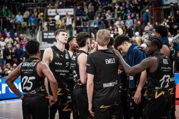 Sichtlich enttaeuschtes Team der Basketball Loewen Braunschweig nach Niederlage in Ludwigsburg GER, MHP Riesen Ludwigsburg - Basketball Loewen Braunschweig, easycredit BBL, Basketball, Bundesliga, 17. Spieltag, Spielzeit 2025 2026, 24.01.2026 GER, MHP Riesen Ludwigsburg - Basketball Loewen Braunschweig, easycredit BBL, Basketball, Bundesliga, 17. Spieltag, Spielzeit 2025 2026, 24.01.2026 Ludwigsburg Copyright: xSandyxDinkelackerx EP_SDR