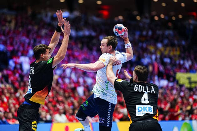 Julian Koester (Deutschland, 18), Sander Sagosen (Norwegen, 05), Johannes Golla (Deutschland, 04) DEN, Deutschland vs. Norwegen, Handball, EHF Europameisterschaft 2026, Hauptrunde, Spieltag 2, 24.01.2026 DEN, Deutschland vs. Norwegen, Handball, EHF Europameisterschaft 2026, Hauptrunde, Spieltag 2, 24.01.2026 Herning Copyright: xEibner-Pressefoto MarcelxvonxFehrnx EP_MFN