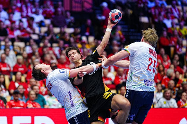 Sander Sagosen (Norwegen, 05), Renars Uscins (Deutschland, 23), Martin Hovde (Norwegen, 25) DEN, Deutschland vs. Norwegen, Handball, EHF Europameisterschaft 2026, Hauptrunde, Spieltag 2, 24.01.2026 DEN, Deutschland vs. Norwegen, Handball, EHF Europameisterschaft 2026, Hauptrunde, Spieltag 2, 24.01.2026 Herning Copyright: xEibner-Pressefoto MarcelxvonxFehrnx EP_MFN
