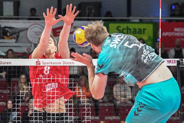 v.li.: Gabriel Tyws (Warnemünde, 8) bei der Blockbildung gegen den Schmetterball von Sjors Tijhuis (Powervolleys Düren, 5), Aktion, Action, Spielszene, 24.01.2026, Düren (Deutschland), Volleyball, 1. Bundesliga Männer, SWD Powervolleys Düren - Warnemünde