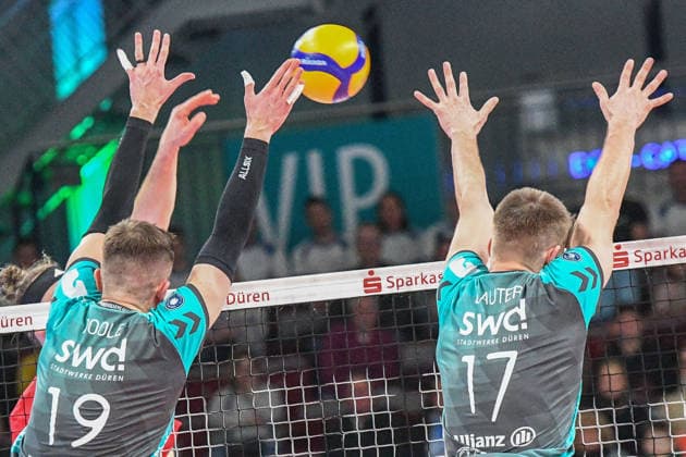 Volleyball, am Netz im Zweikampf, Duell, duel, tackle, Dynamik, Action, Aktion, Symbolfoto, Symbolbild, Symbol, Feature, Detail, Charakteristisch, 24.01.2026, Düren (Deutschland), Volleyball, 1. Bundesliga Männer, SWD Powervolleys Düren - Warnemünde