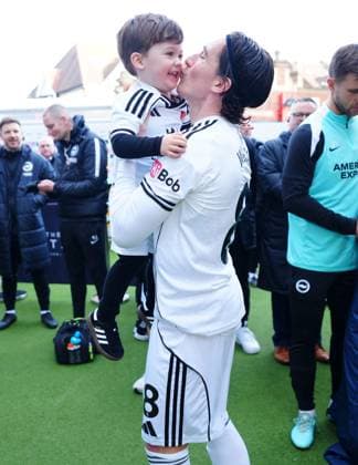Harry Wilson of Fulham kisses his son Fulham v Brighton and Hove Albion, Premier League, Football, Craven Cottage, London, UK - 24 Jan 2026London Craven Cottage United Kingdom EDITORIAL USE ONLY No use with unauthorised audio, video, data, fixture lists, club league logos or live services. Online in-match use limited to 120 images, no video emulation. No use in betting, games or single club league player publications. Copyright: xJavierxGarcia Shutterstockx 16425974de
