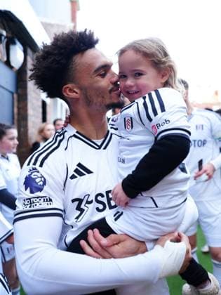Antonee Robinson of Fulham with his eldest daughter, Atlas Fulham v Brighton and Hove Albion, Premier League, Football, Craven Cottage, London, UK - 24 Jan 2026London Craven Cottage United Kingdom EDITORIAL USE ONLY No use with unauthorised audio, video, data, fixture lists, club league logos or live services. Online in-match use limited to 120 images, no video emulation. No use in betting, games or single club league player publications. Copyright: xJavierxGarcia Shutterstockx 16425974di