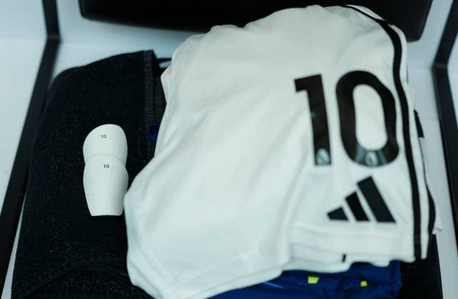 The shin pads of Tom Cairney of Fulham in the changing room Fulham v Brighton and Hove Albion, Premier League, Football, Craven Cottage, London, UK - 24 Jan 2026London Craven Cottage United Kingdom EDITORIAL USE ONLY No use with unauthorised audio, video, data, fixture lists, club league logos or live services. Online in-match use limited to 120 images, no video emulation. No use in betting, games or single club league player publications. Copyright: xJavierxGarcia Shutterstockx 16425974fi