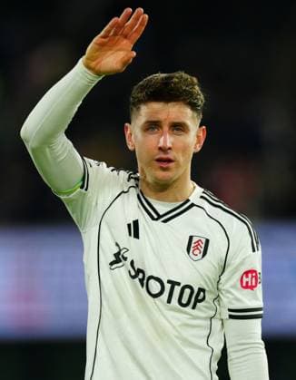 Tom Cairney of Fulham celebrates at full time Fulham v Brighton and Hove Albion, Premier League, Football, Craven Cottage, London, UK - 24 Jan 2026London Craven Cottage United Kingdom EDITORIAL USE ONLY No use with unauthorised audio, video, data, fixture lists, club league logos or live services. Online in-match use limited to 120 images, no video emulation. No use in betting, games or single club league player publications. Copyright: xJavierxGarcia Shutterstockx 16425974ih